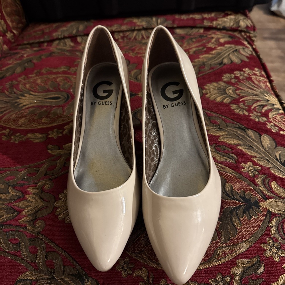 GUESS LIGHT BEIGE PATENT LEATHER PUMPS  SIZE 8